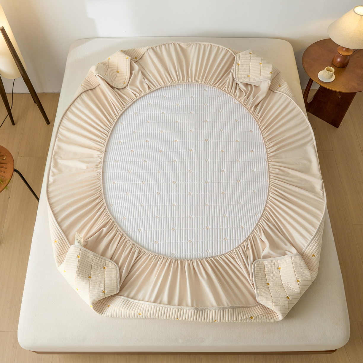 91家纺网 家纺一手货源 找家纺 芬晴家纺 2025新款A类大豆夹棉爱心防水床笠单床笠床笠单件 繁星-卡其