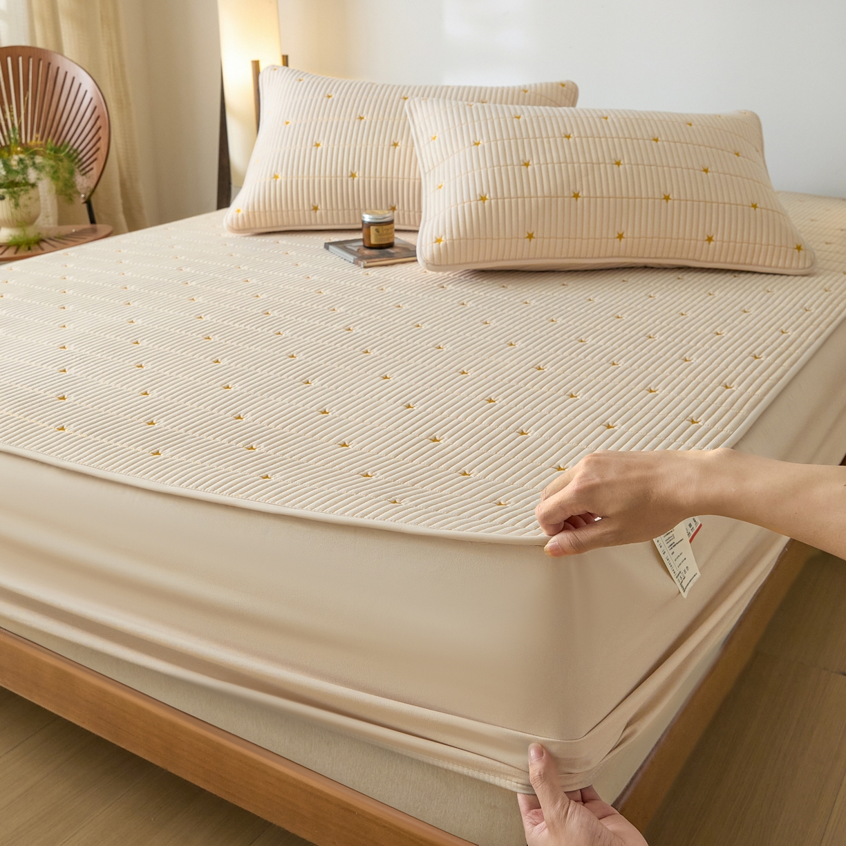 91家纺网 家纺一手货源 找家纺 芬晴家纺 2025新款A类大豆夹棉爱心防水床笠单床笠床笠单件 繁星-卡其