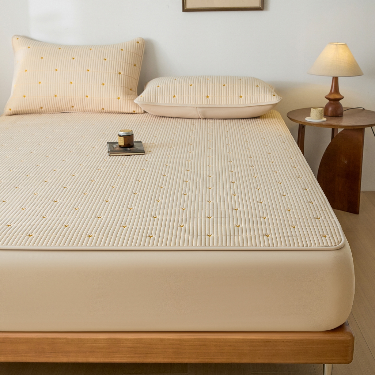 91家纺网 家纺一手货源 找家纺 芬晴家纺 2025新款A类大豆夹棉爱心防水床笠单床笠床笠单件 繁星-卡其