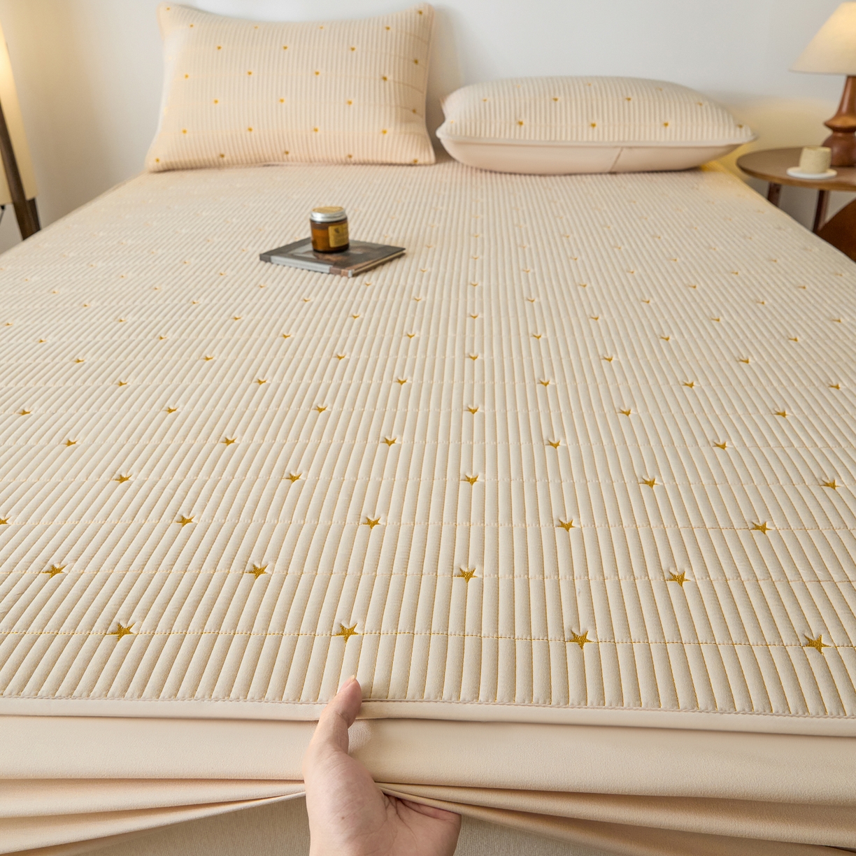 91家纺网 家纺一手货源 找家纺 芬晴家纺 2025新款A类大豆夹棉爱心防水床笠单床笠床笠单件 繁星-卡其