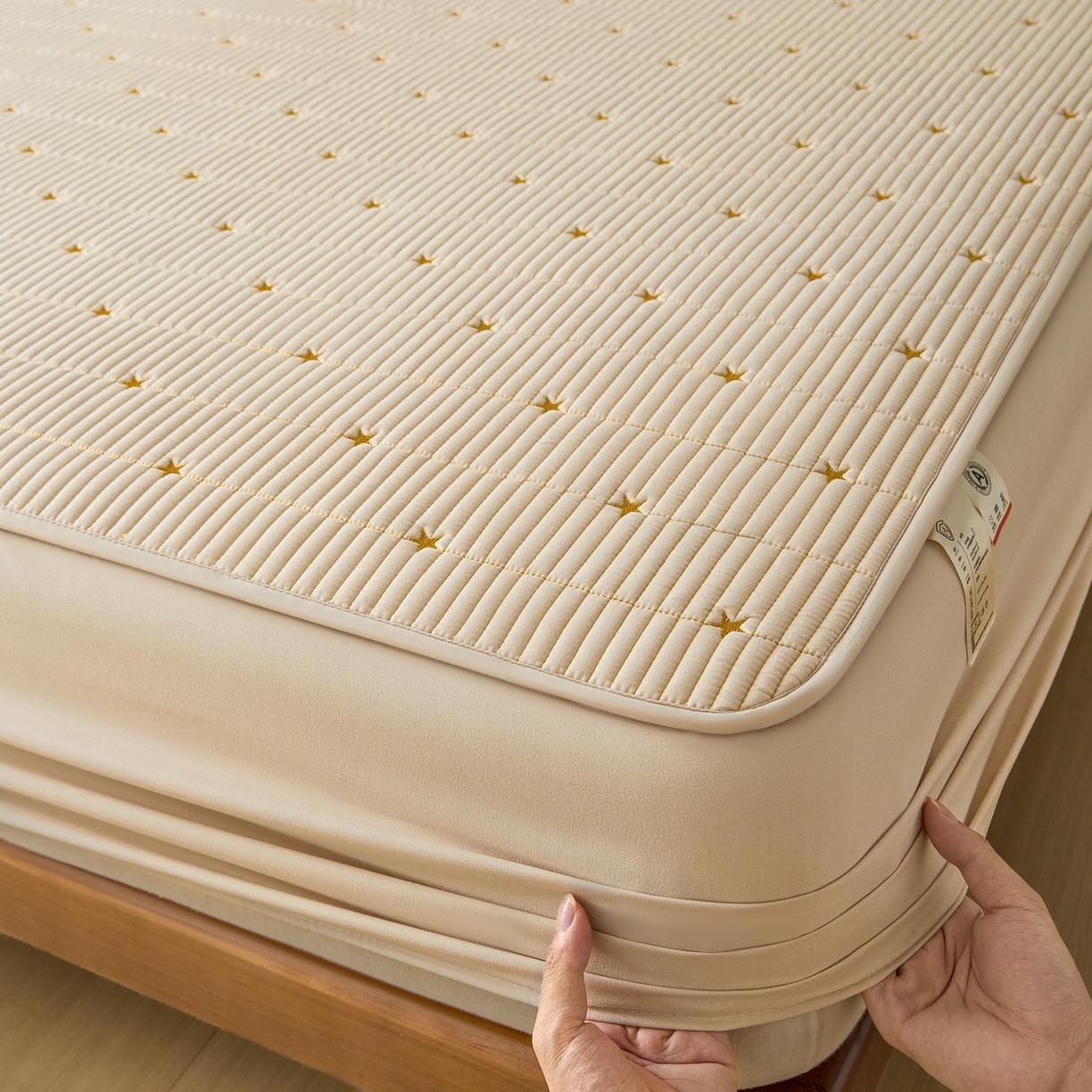 91家纺网 家纺一手货源 找家纺 芬晴家纺 2025新款A类大豆夹棉爱心防水床笠单床笠床笠单件 繁星-卡其