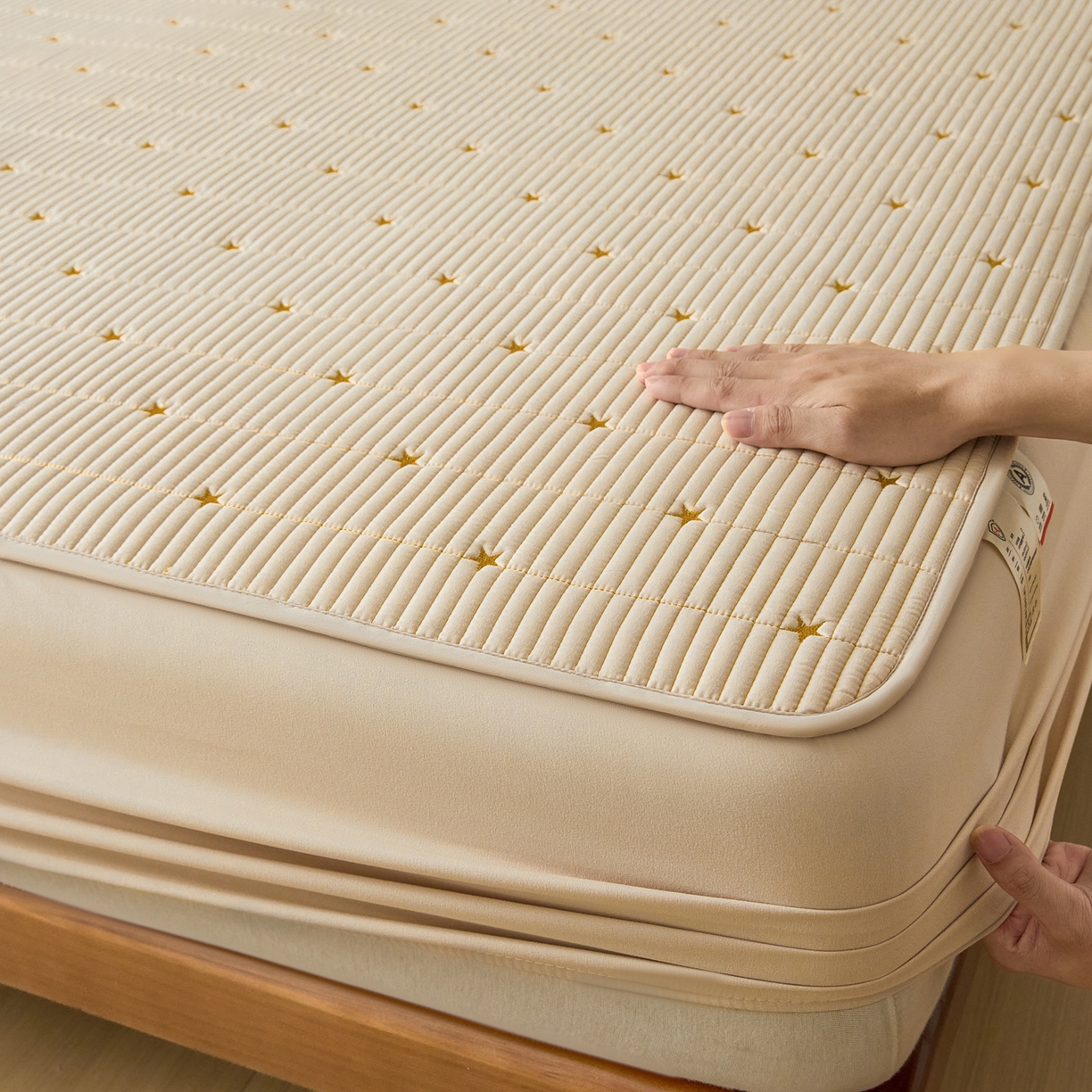 91家纺网 家纺一手货源 找家纺 芬晴家纺 2025新款A类大豆夹棉爱心防水床笠单床笠床笠单件 繁星-卡其