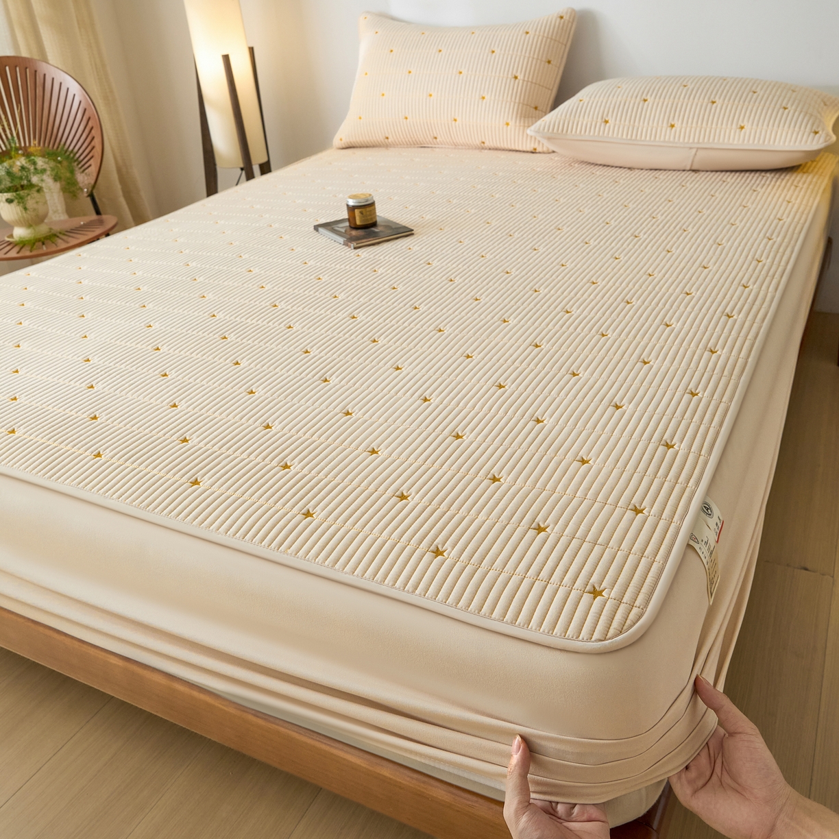 91家纺网 家纺一手货源 找家纺 芬晴家纺 2025新款A类大豆夹棉爱心防水床笠单床笠床笠单件 繁星-卡其