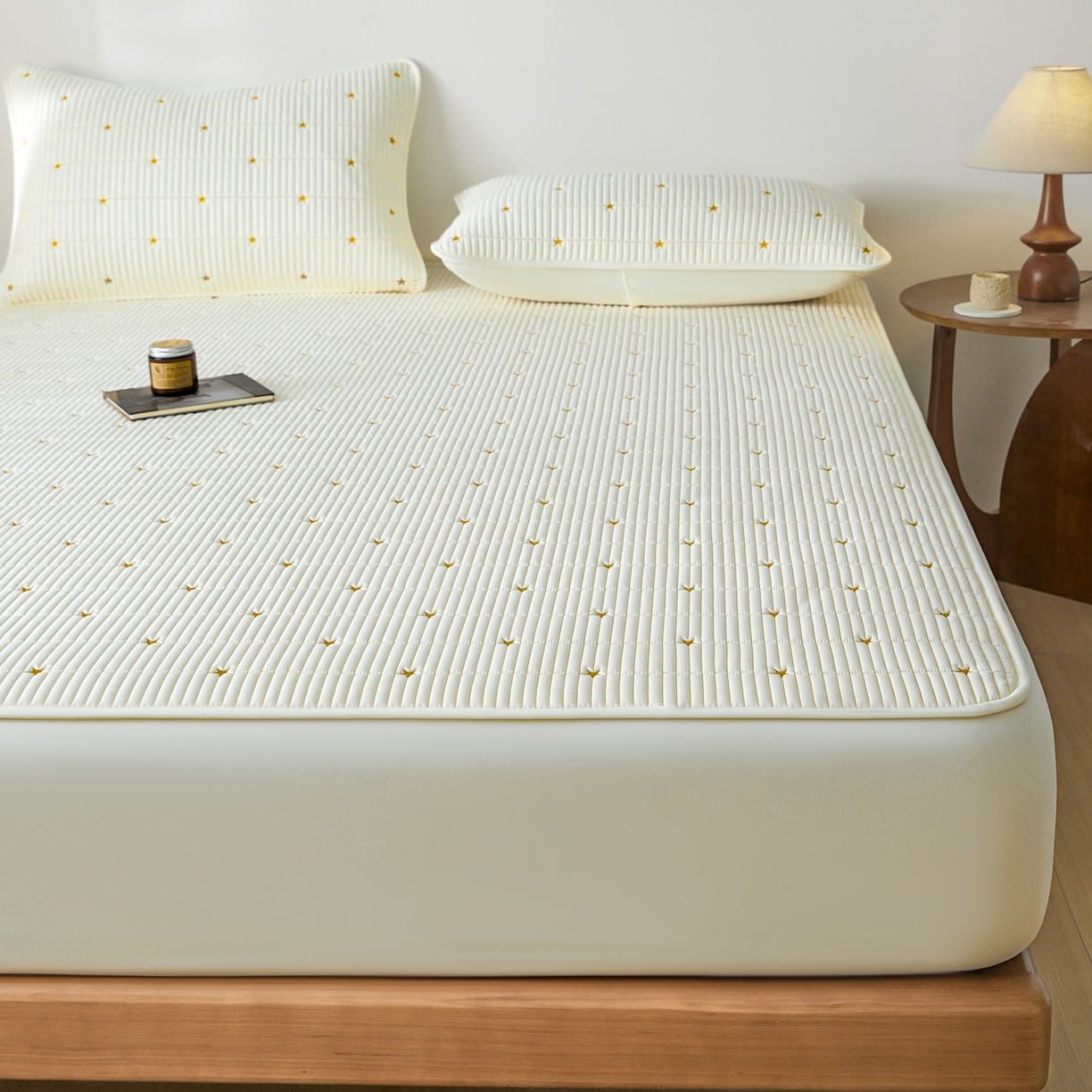 91家纺网 家纺一手货源 找家纺 芬晴家纺 2025新款A类大豆夹棉爱心防水床笠单床笠床笠单件 繁星-米白