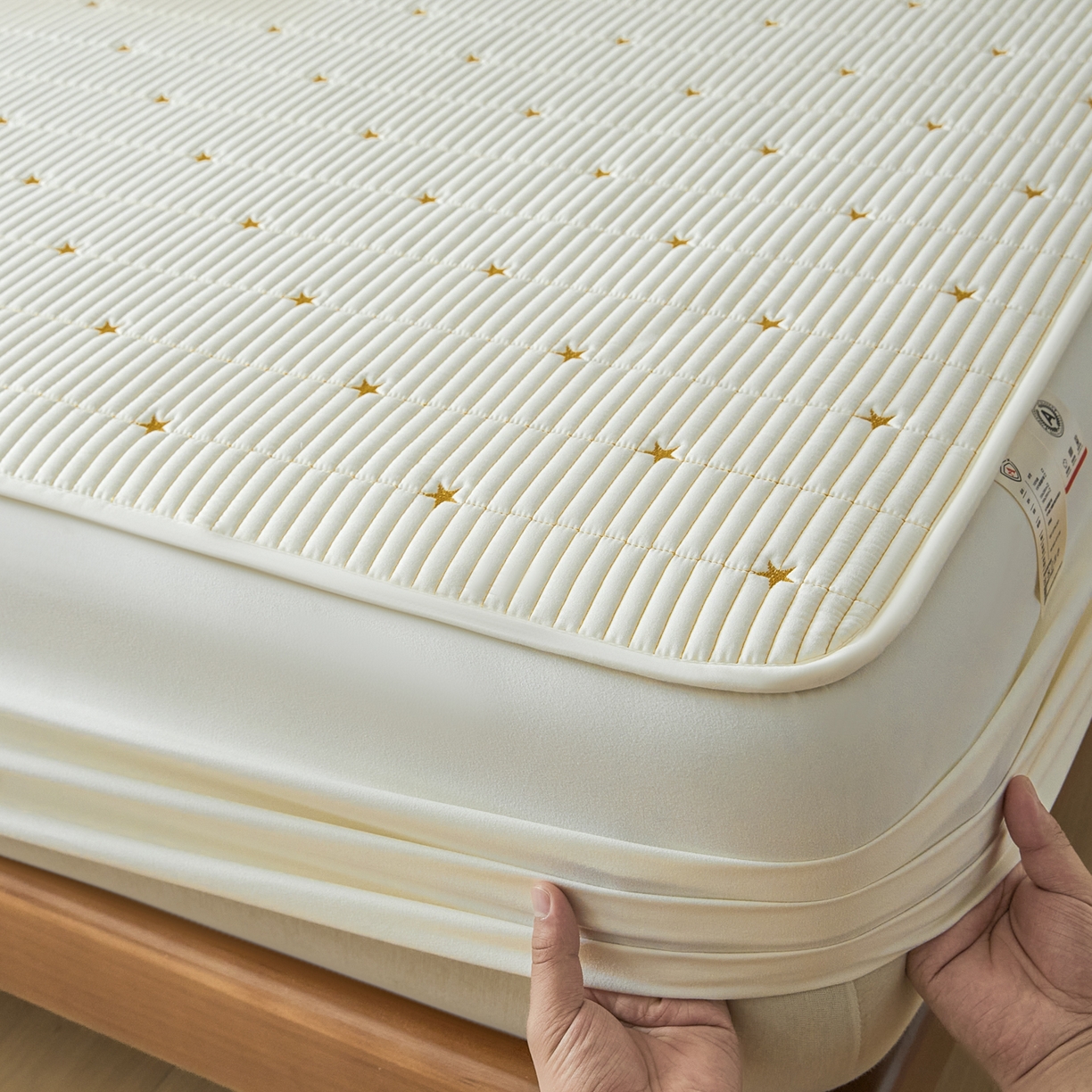 91家纺网 家纺一手货源 找家纺 芬晴家纺 2025新款A类大豆夹棉爱心防水床笠单床笠床笠单件 繁星-米白