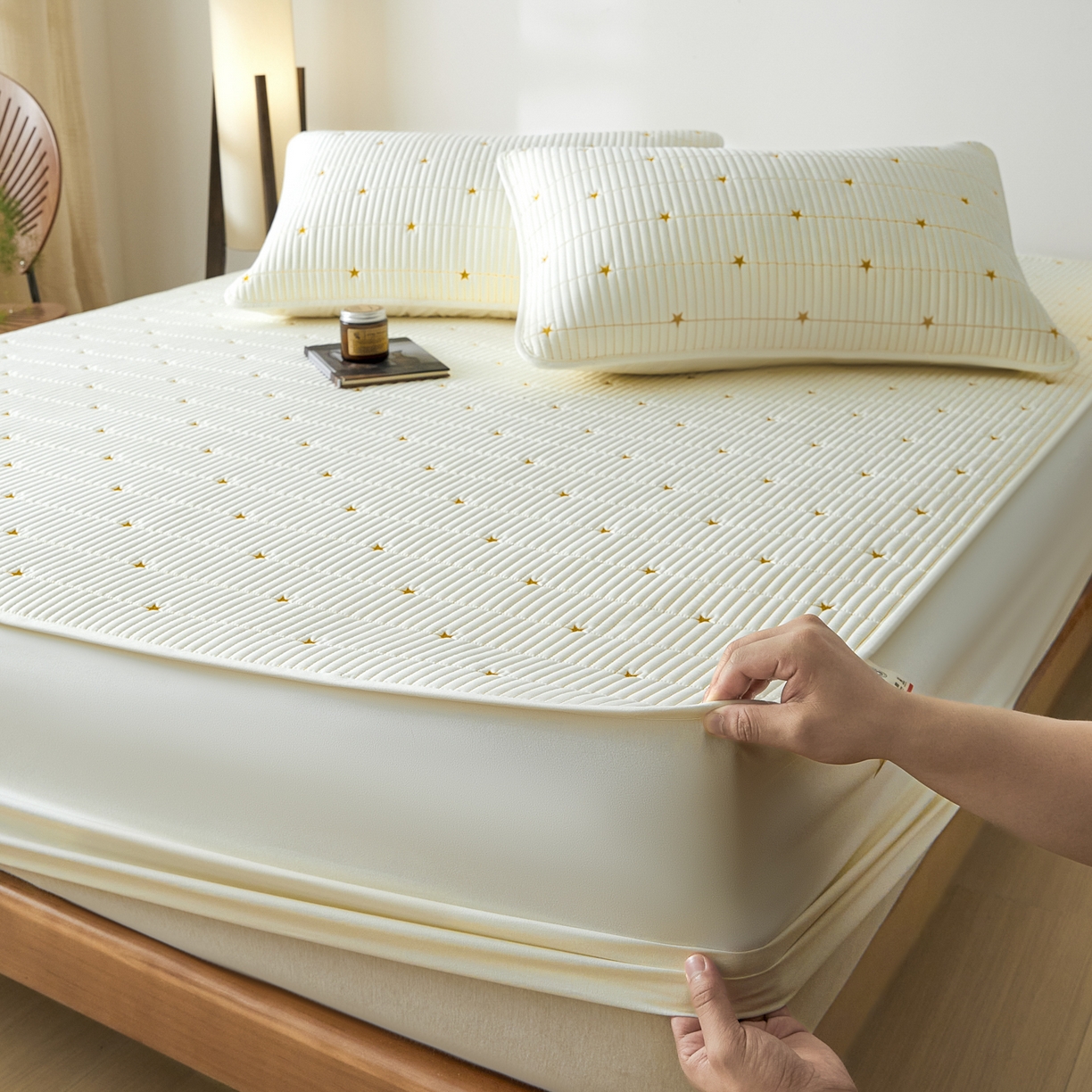 91家纺网 家纺一手货源 找家纺 芬晴家纺 2025新款A类大豆夹棉爱心防水床笠单床笠床笠单件 繁星-米白