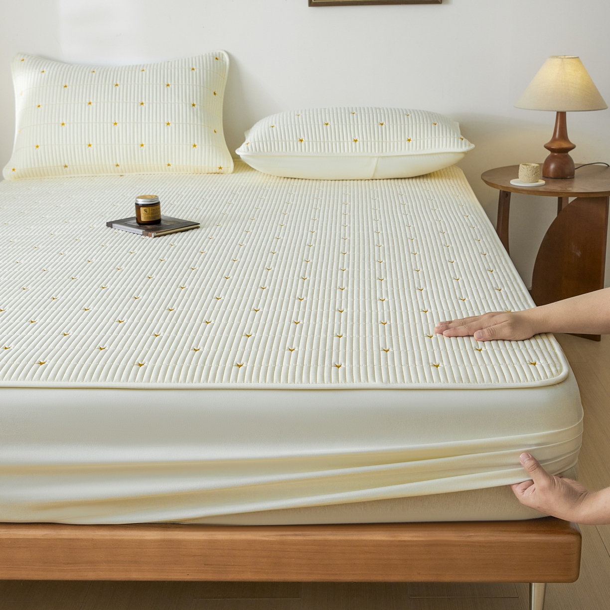 91家纺网 家纺一手货源 找家纺 芬晴家纺 2025新款A类大豆夹棉爱心防水床笠单床笠床笠单件 繁星-米白