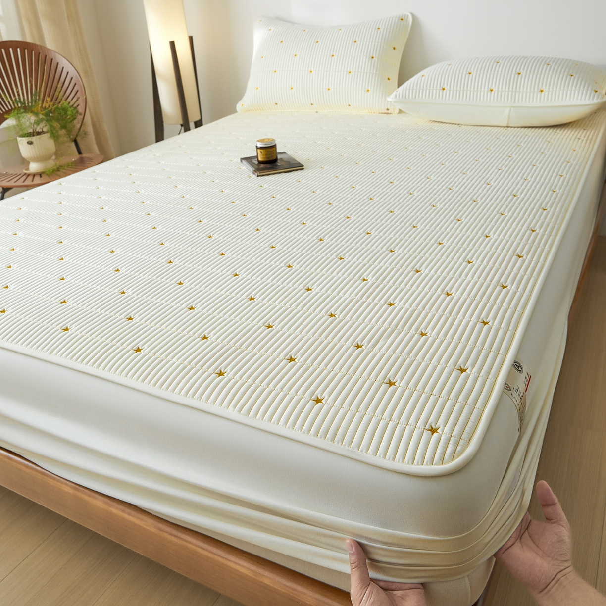 91家纺网 家纺一手货源 找家纺 芬晴家纺 2025新款A类大豆夹棉爱心防水床笠单床笠床笠单件 繁星-米白