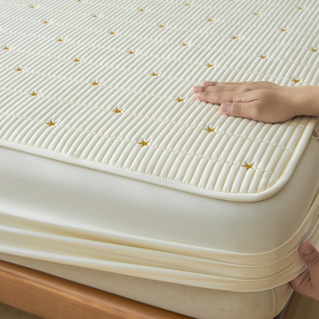 91家纺网 家纺一手货源 找家纺 芬晴家纺 2025新款A类大豆夹棉爱心防水床笠单床笠床笠单件 繁星-米白