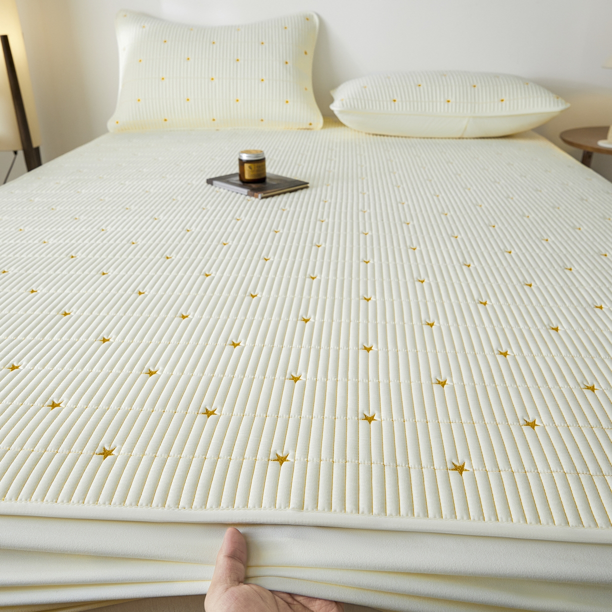 91家纺网 家纺一手货源 找家纺 芬晴家纺 2025新款A类大豆夹棉爱心防水床笠单床笠床笠单件 繁星-米白