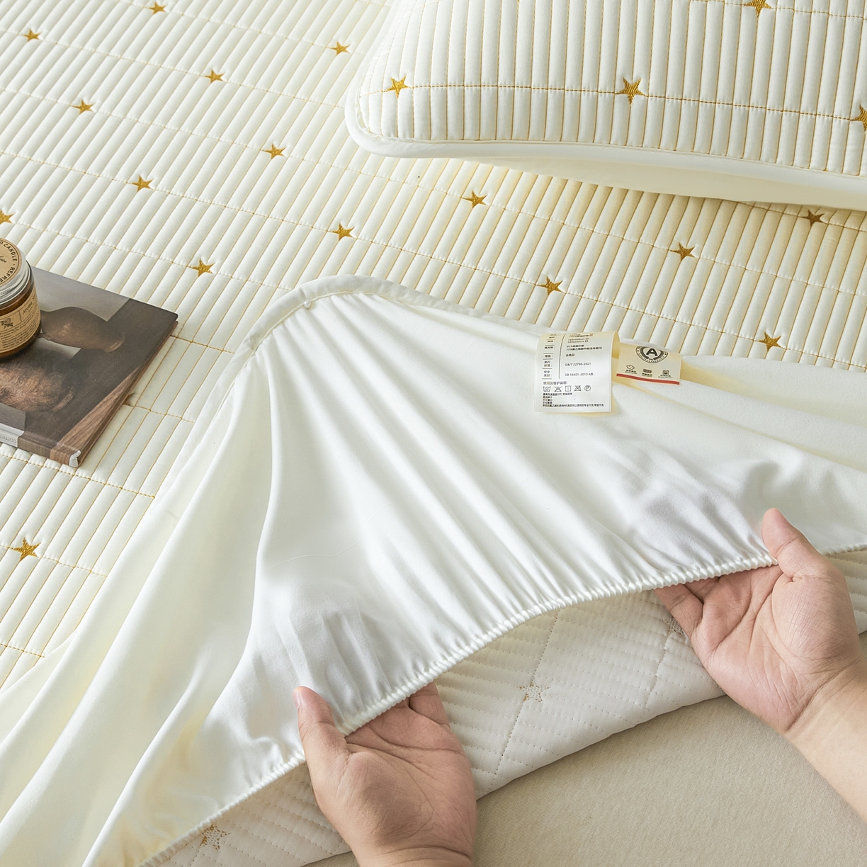 91家纺网 家纺一手货源 找家纺 芬晴家纺 2025新款A类大豆夹棉爱心防水床笠单床笠床笠单件 繁星-米白