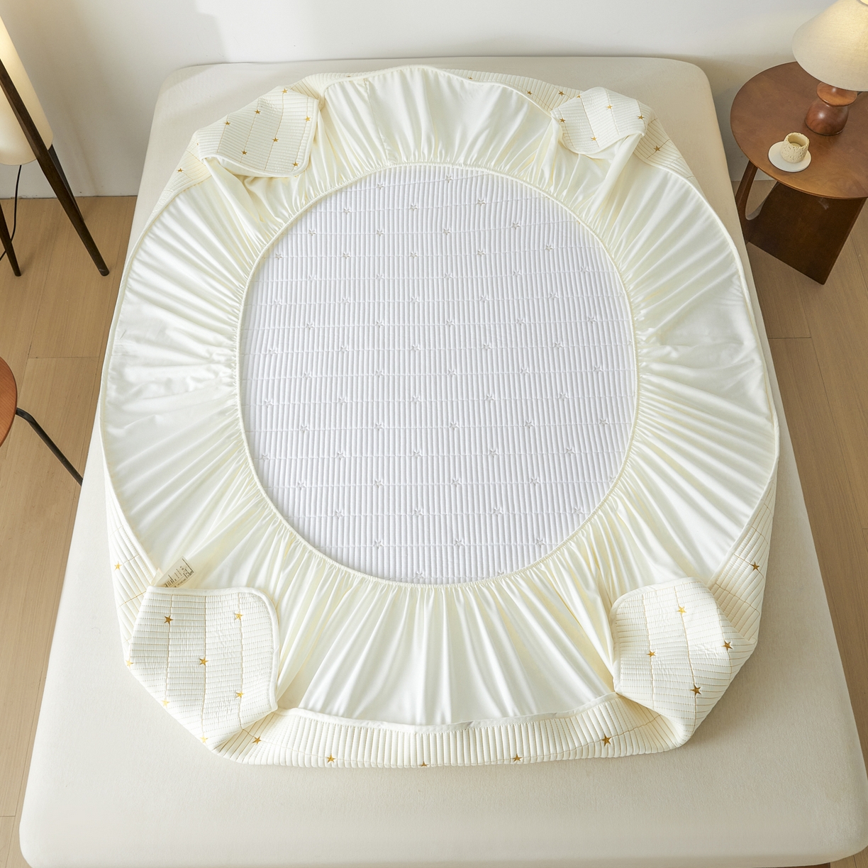 91家纺网 家纺一手货源 找家纺 芬晴家纺 2025新款A类大豆夹棉爱心防水床笠单床笠床笠单件 繁星-米白