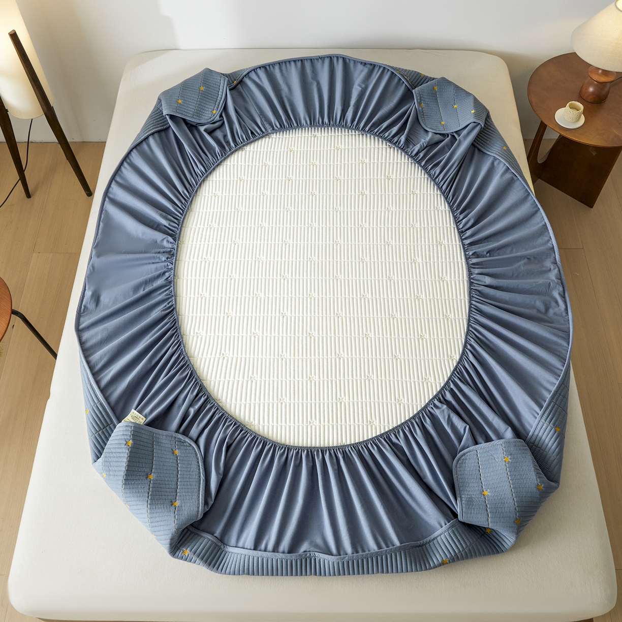 91家纺网 家纺一手货源 找家纺 芬晴家纺 2025新款A类大豆夹棉爱心防水床笠单床笠床笠单件 繁星-雾蓝