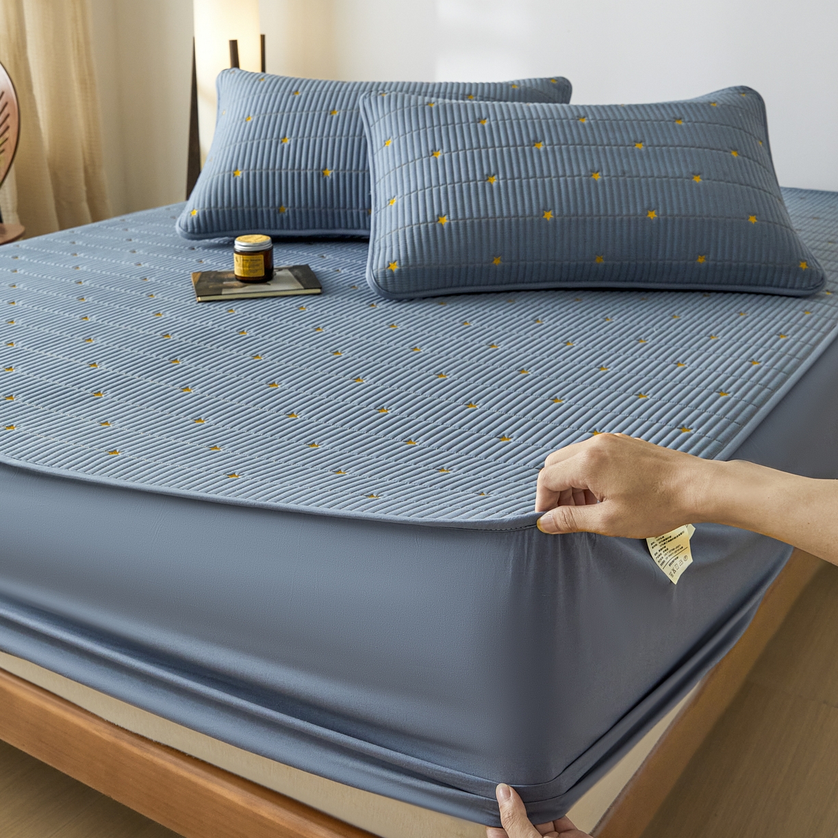 91家纺网 家纺一手货源 找家纺 芬晴家纺 2025新款A类大豆夹棉爱心防水床笠单床笠床笠单件 繁星-雾蓝