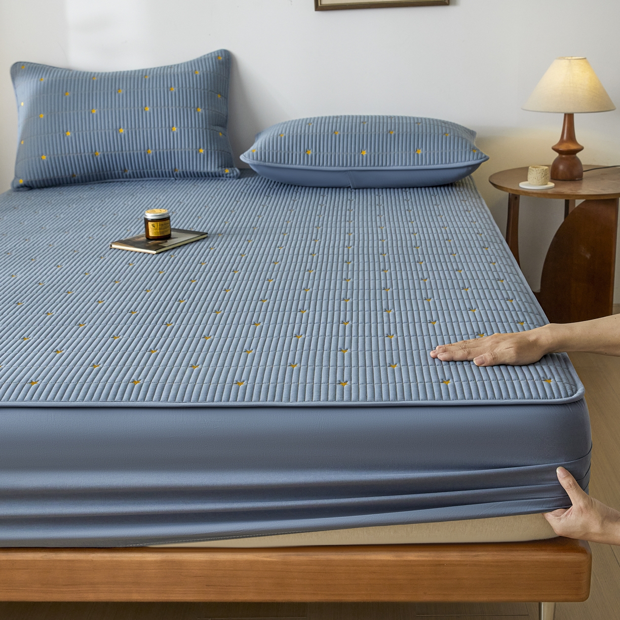 91家纺网 家纺一手货源 找家纺 芬晴家纺 2025新款A类大豆夹棉爱心防水床笠单床笠床笠单件 繁星-雾蓝