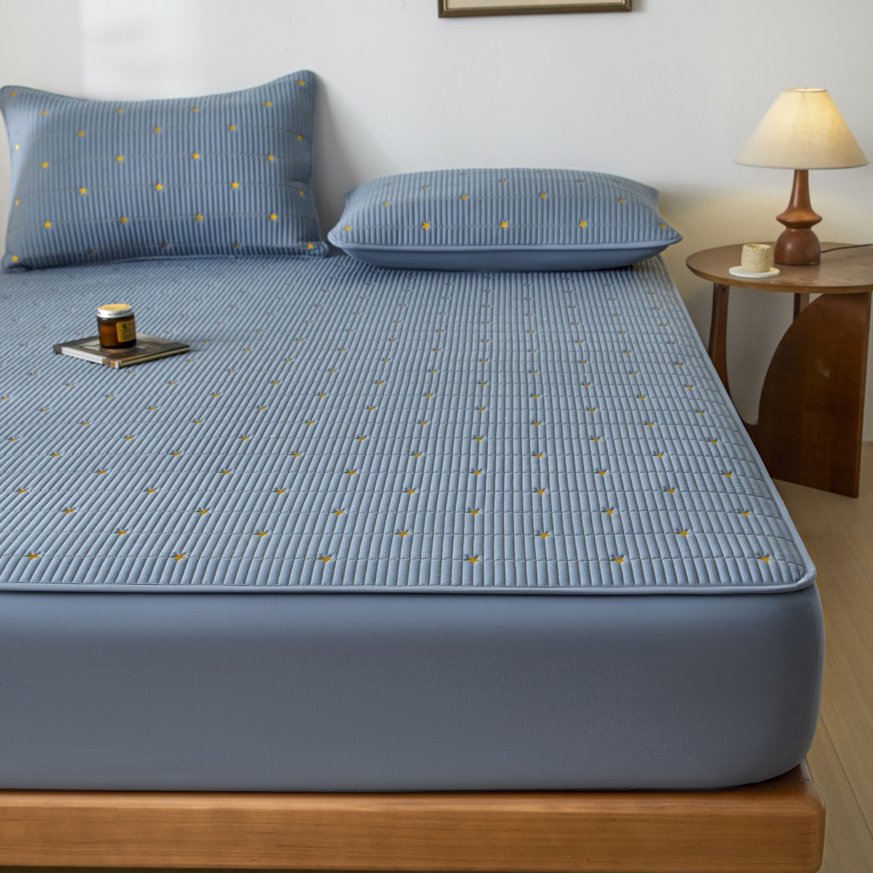 91家纺网 家纺一手货源 找家纺 芬晴家纺 2025新款A类大豆夹棉爱心防水床笠单床笠床笠单件 繁星-雾蓝