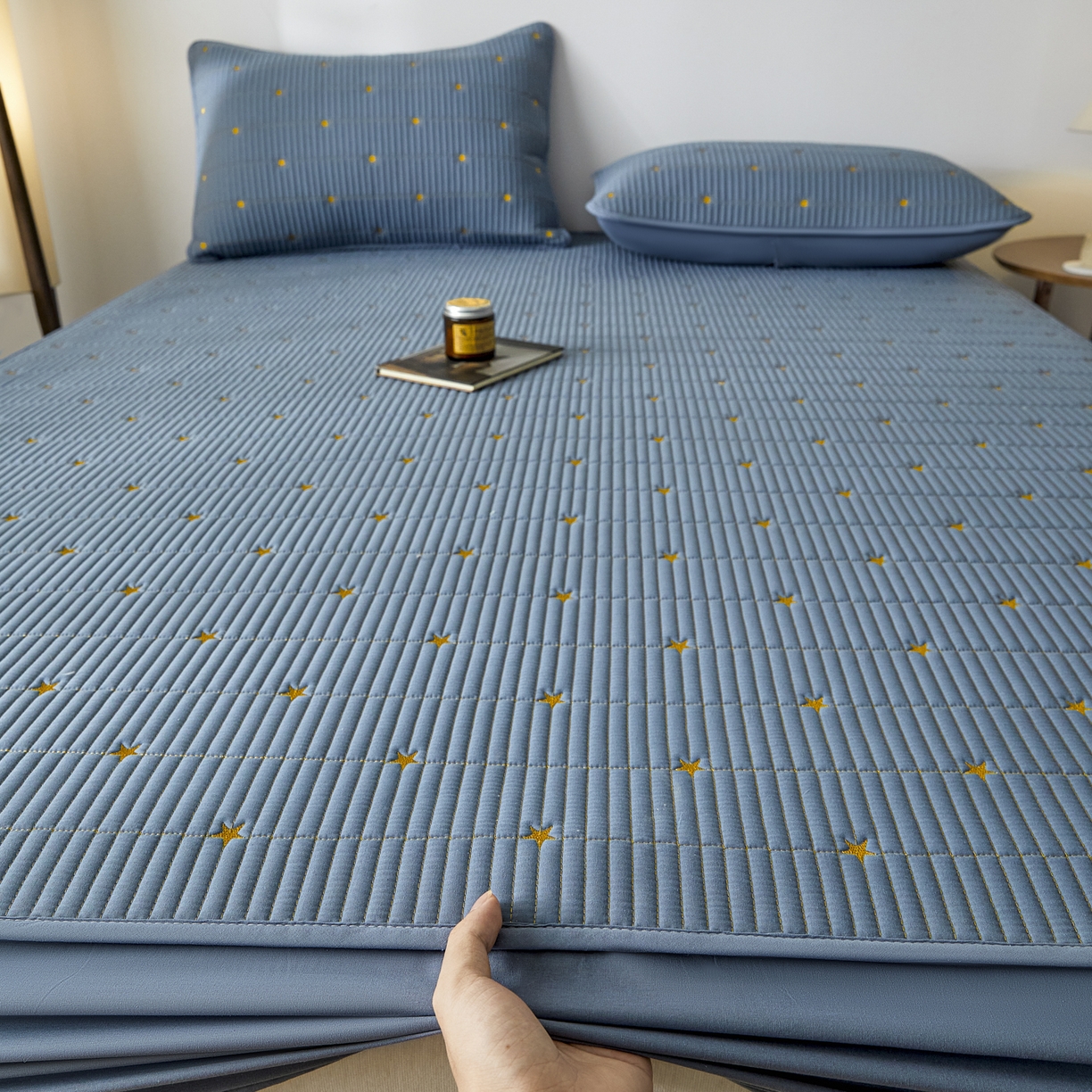 91家纺网 家纺一手货源 找家纺 芬晴家纺 2025新款A类大豆夹棉爱心防水床笠单床笠床笠单件 繁星-雾蓝