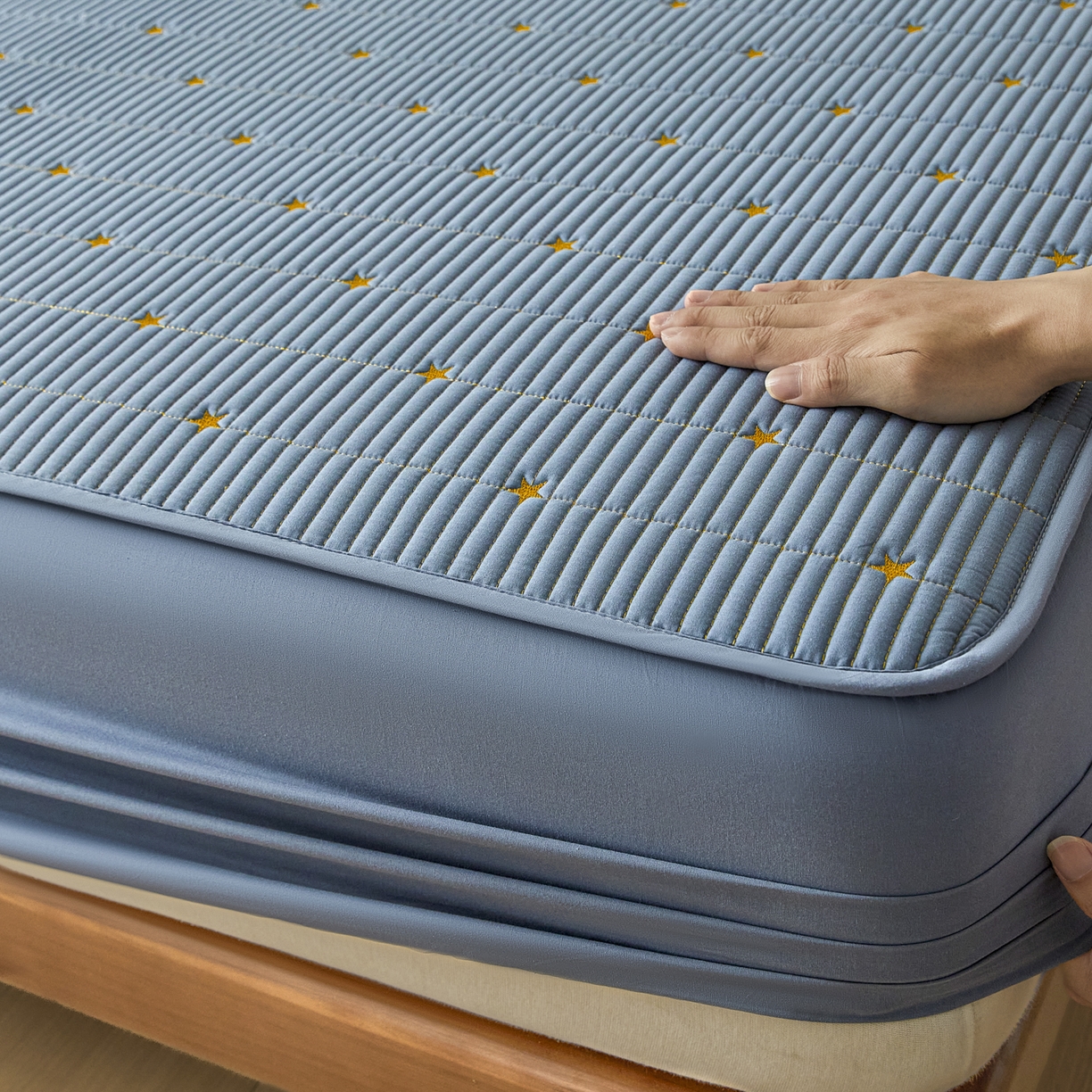 91家纺网 家纺一手货源 找家纺 芬晴家纺 2025新款A类大豆夹棉爱心防水床笠单床笠床笠单件 繁星-雾蓝