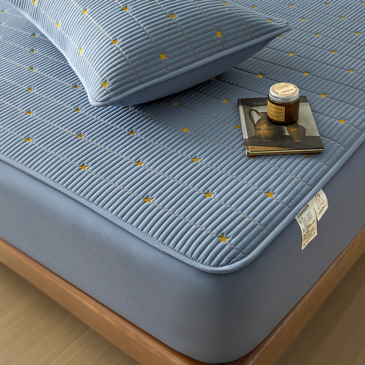 91家纺网 家纺一手货源 找家纺 芬晴家纺 2025新款A类大豆夹棉爱心防水床笠单床笠床笠单件 繁星-雾蓝