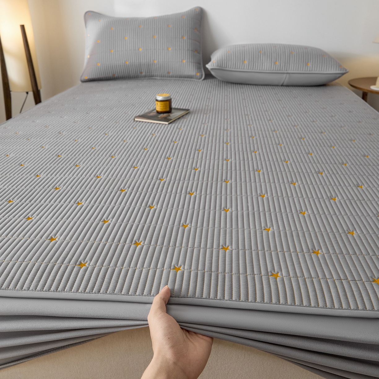 91家纺网 家纺一手货源 找家纺 芬晴家纺 2025新款A类大豆夹棉爱心防水床笠单床笠床笠单件 繁星-星灰