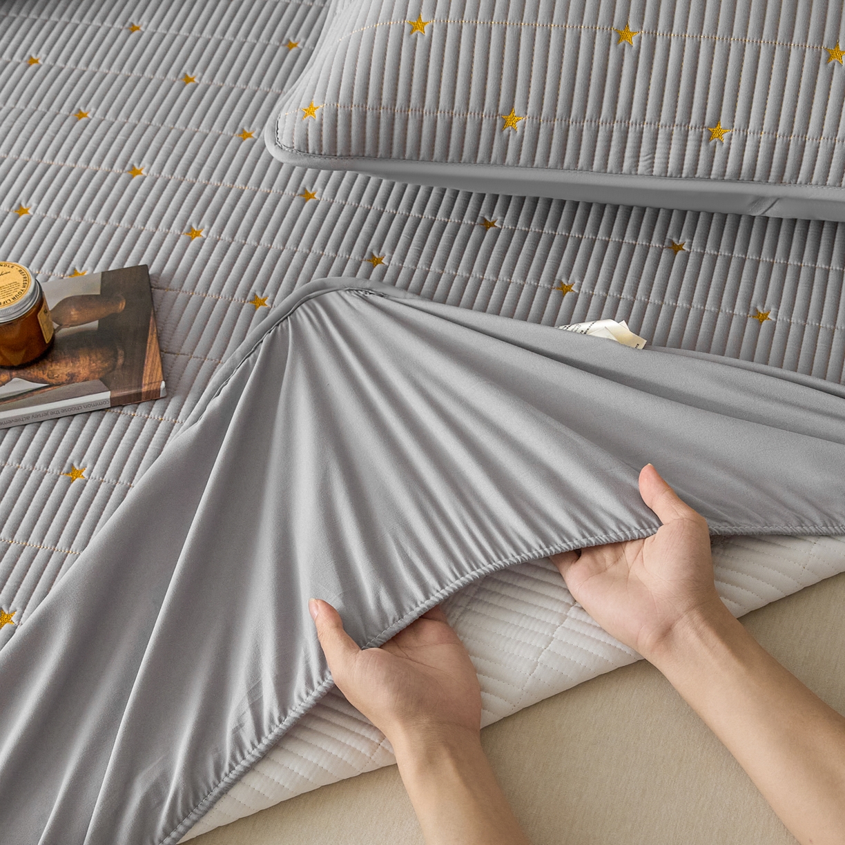 91家纺网 家纺一手货源 找家纺 芬晴家纺 2025新款A类大豆夹棉爱心防水床笠单床笠床笠单件 繁星-星灰