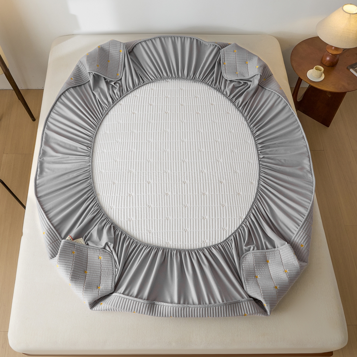 91家纺网 家纺一手货源 找家纺 芬晴家纺 2025新款A类大豆夹棉爱心防水床笠单床笠床笠单件 繁星-星灰