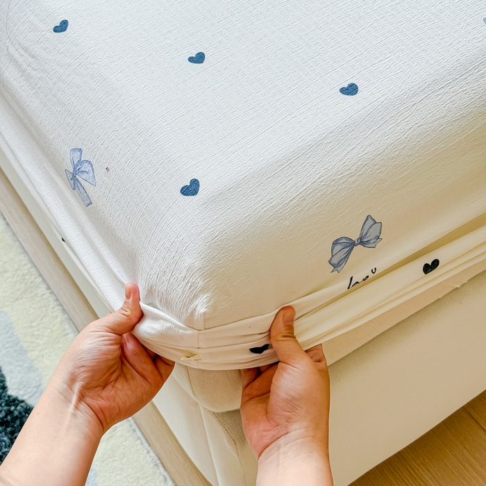 91家纺网 家纺一手货源 找家纺 佑佳家纺2025新款A类高克重水洗棉床笠 蓝色蝴蝶结