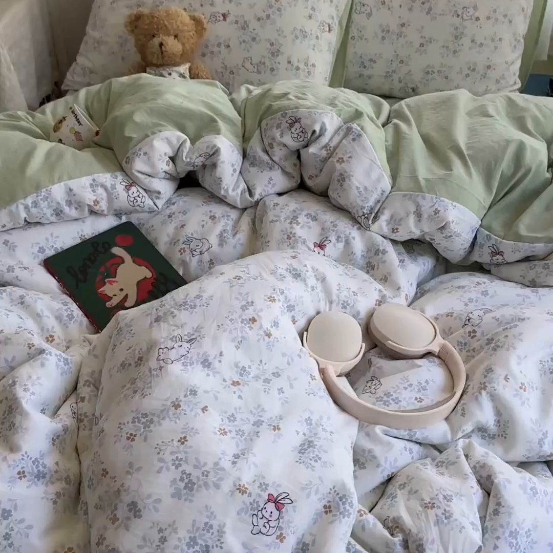 91家纺网 家纺一手货源 找家纺 沐芷 2025 开学季水洗棉四件套A类 卡通简约风超柔舒适三件套 繁花兔兔