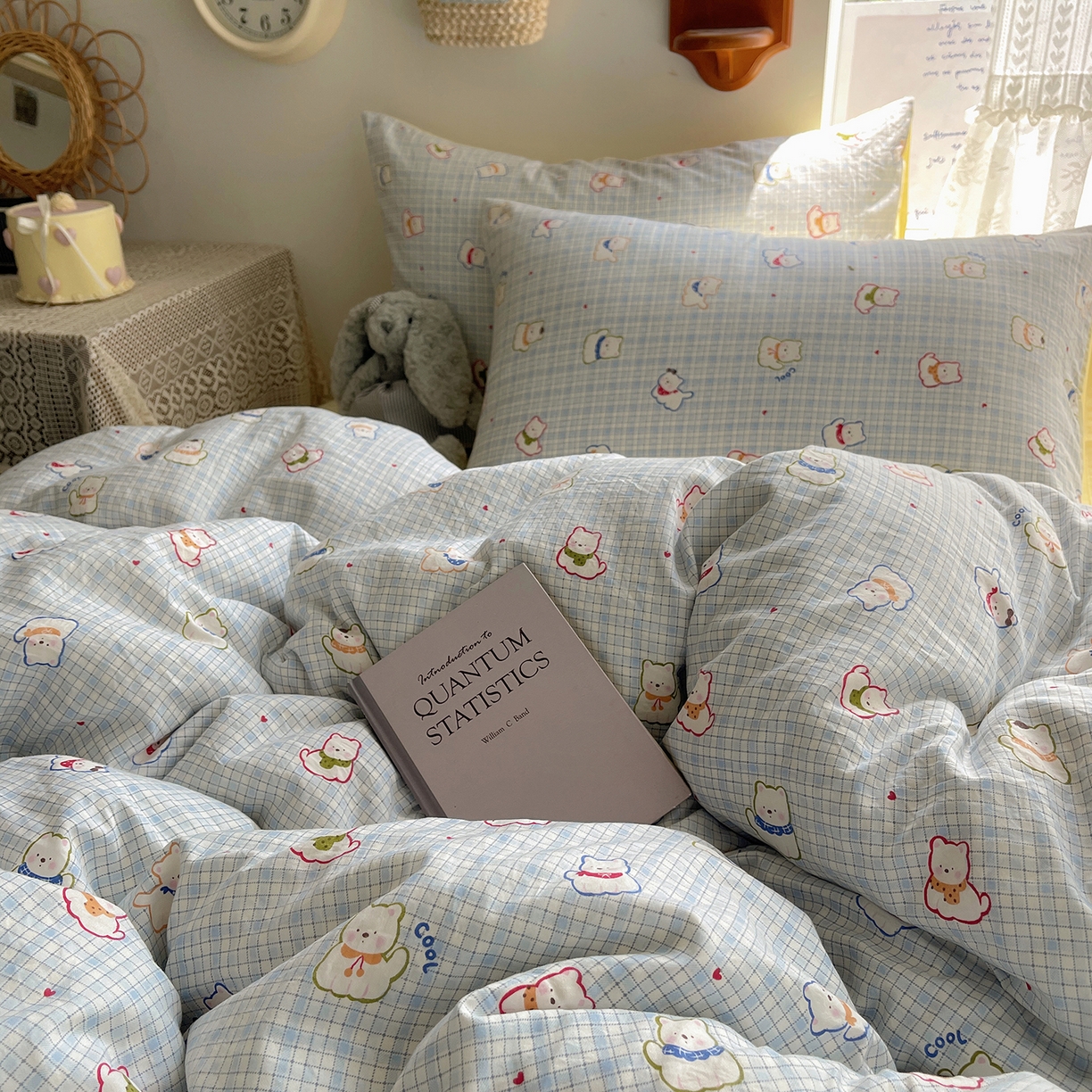 91家纺网 家纺一手货源 找家纺 沐芷 2025 开学季水洗棉四件套A类 卡通简约风超柔舒适三件套 蓝格西高地