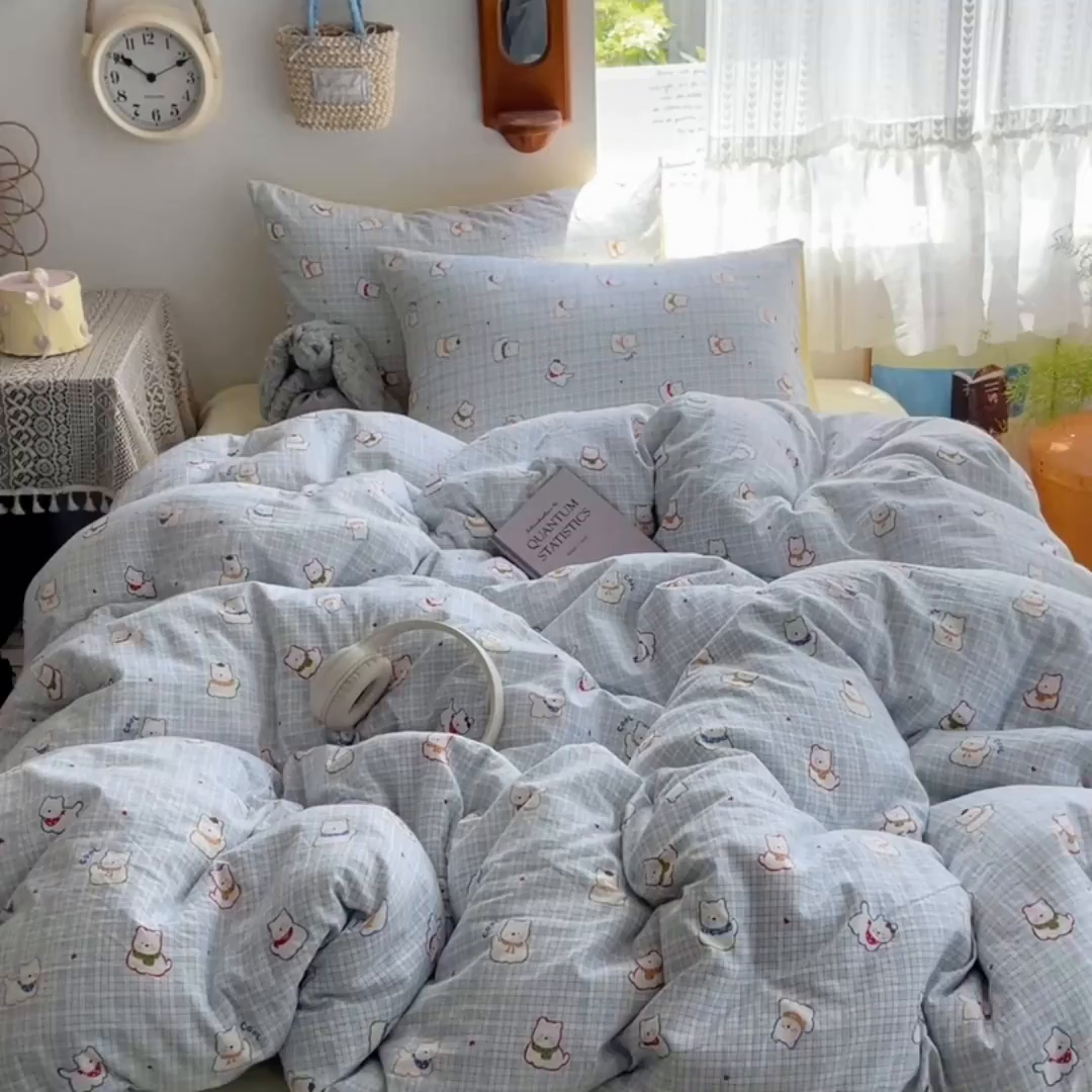 91家纺网 家纺一手货源 找家纺 沐芷 2025 开学季水洗棉四件套A类 卡通简约风超柔舒适三件套 蓝格西高地