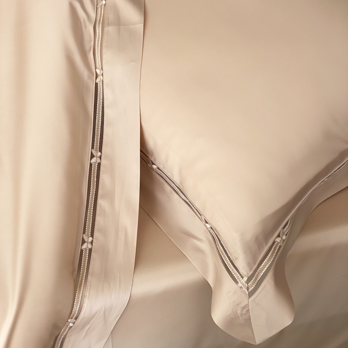 91家纺网 家纺一手货源 找家纺 云栖家居 2025天丝棉纯色镂空四件套-知否 知否-香槟金