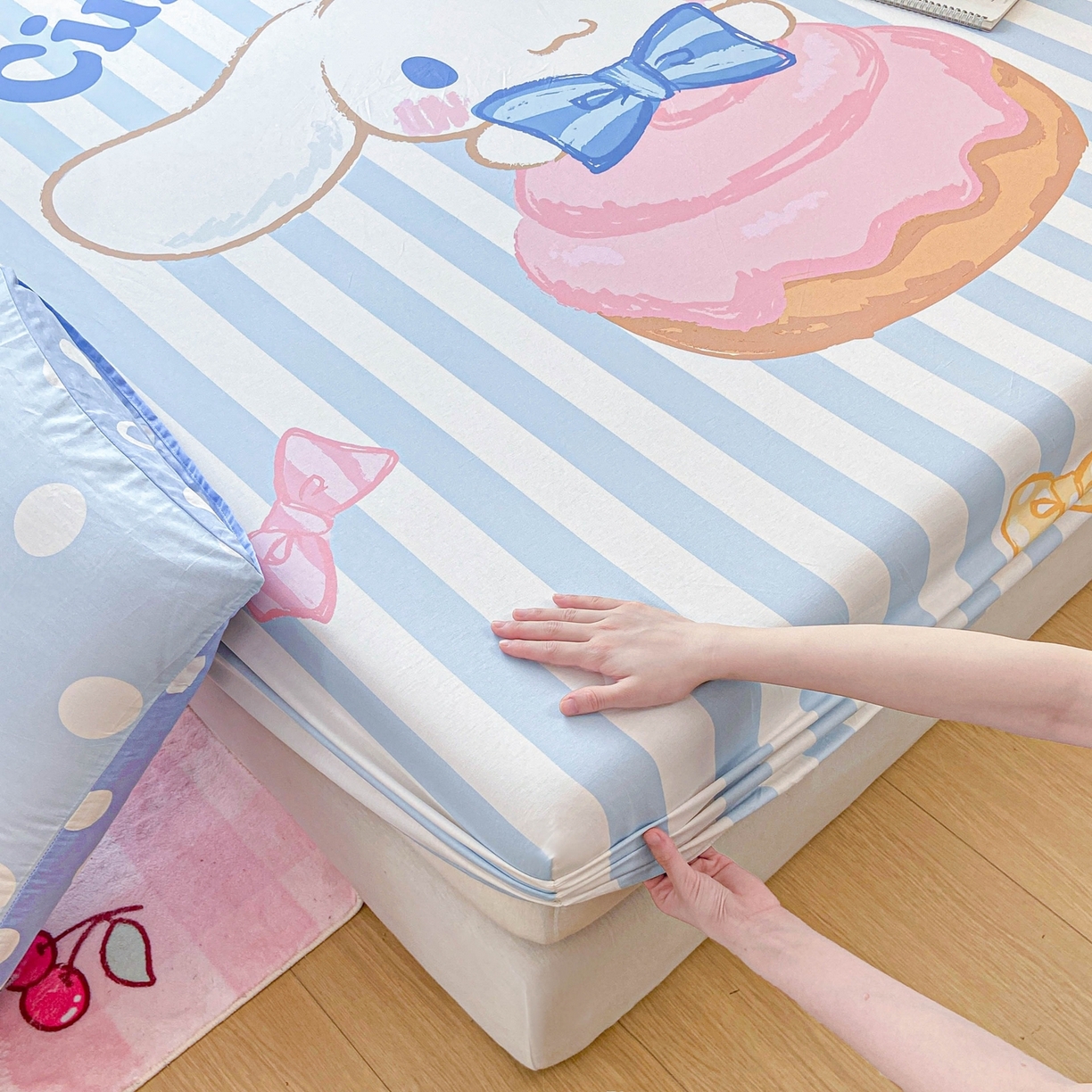 91家纺网 家纺一手货源 找家纺 博雅 2025春夏新款三丽欧大版全棉纯棉单品床笠床笠单件单床笠 全棉大版-蝴蝶结条纹玉桂狗