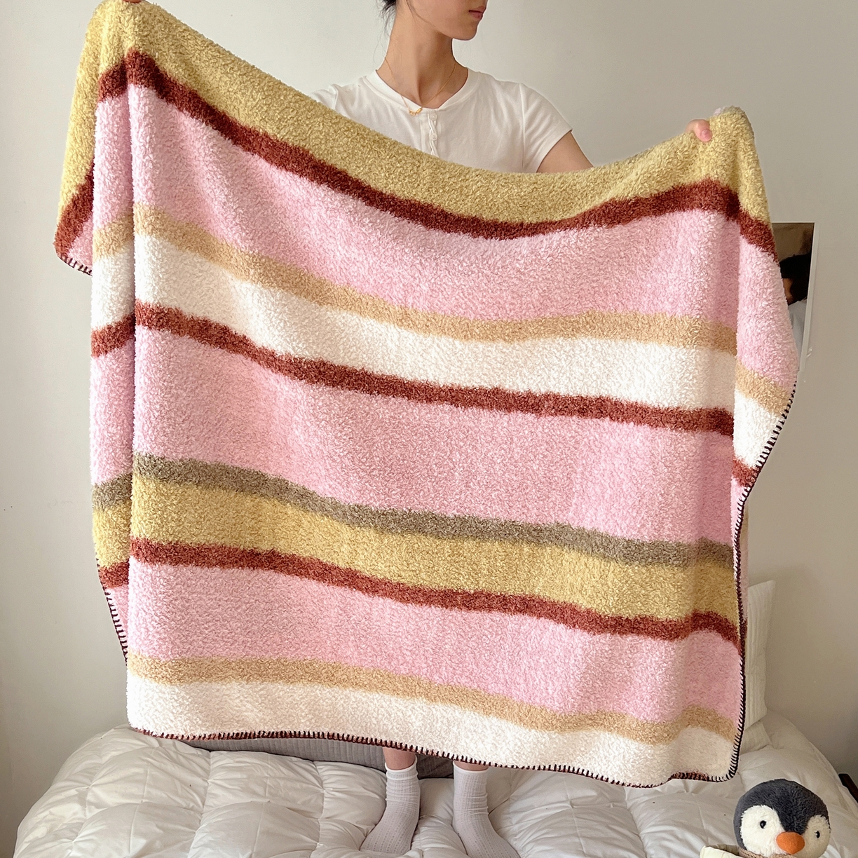 91家纺网 家纺一手货源 找家纺 （总）舒隅 2025新款双层云朵绒简约卡通绣花毯