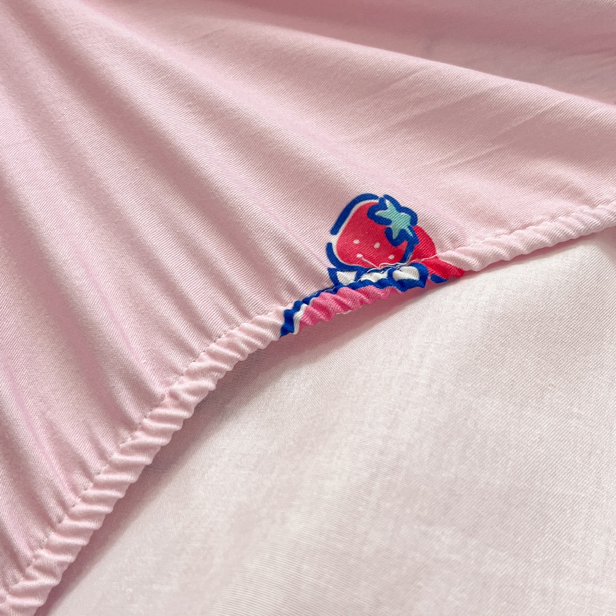 91家纺网 家纺一手货源 找家纺 博雅 2025春夏新款三丽欧小版全棉纯棉单品床笠床笠单件单床笠 爱心草莓美乐蒂