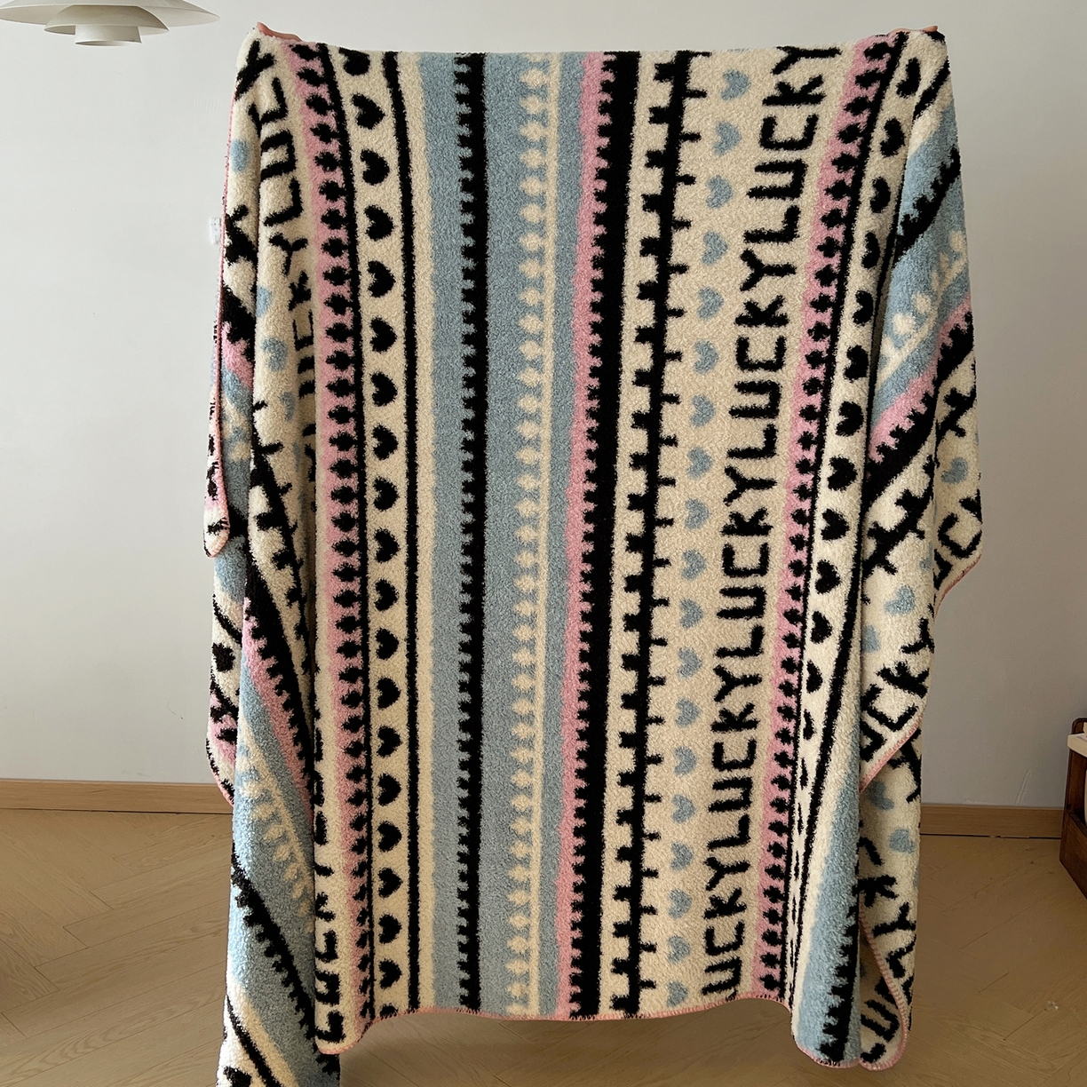 91家纺网 家纺一手货源 找家纺 舒隅家纺 A类高级感半边绒三角针毛毯毯子 费尔岛-粉