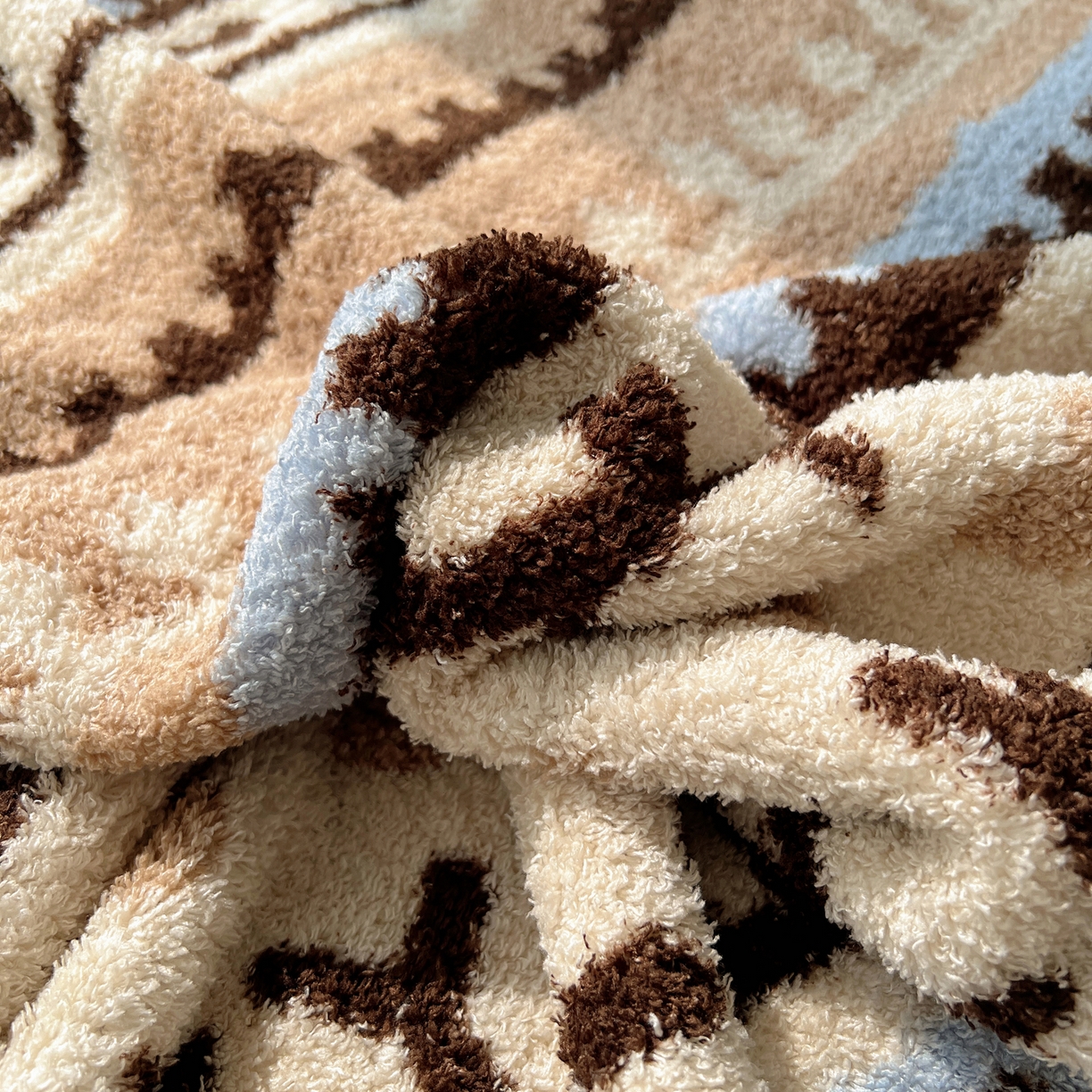 91家纺网 家纺一手货源 找家纺 舒隅家纺 A类高级感半边绒三角针毛毯毯子 费尔岛-咖