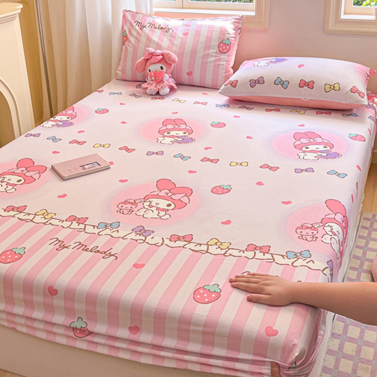 91家纺网 家纺一手货源 找家纺 博雅 2025春夏新款三丽欧小版全棉纯棉单品床笠床笠单件单床笠 草莓条纹美乐蒂