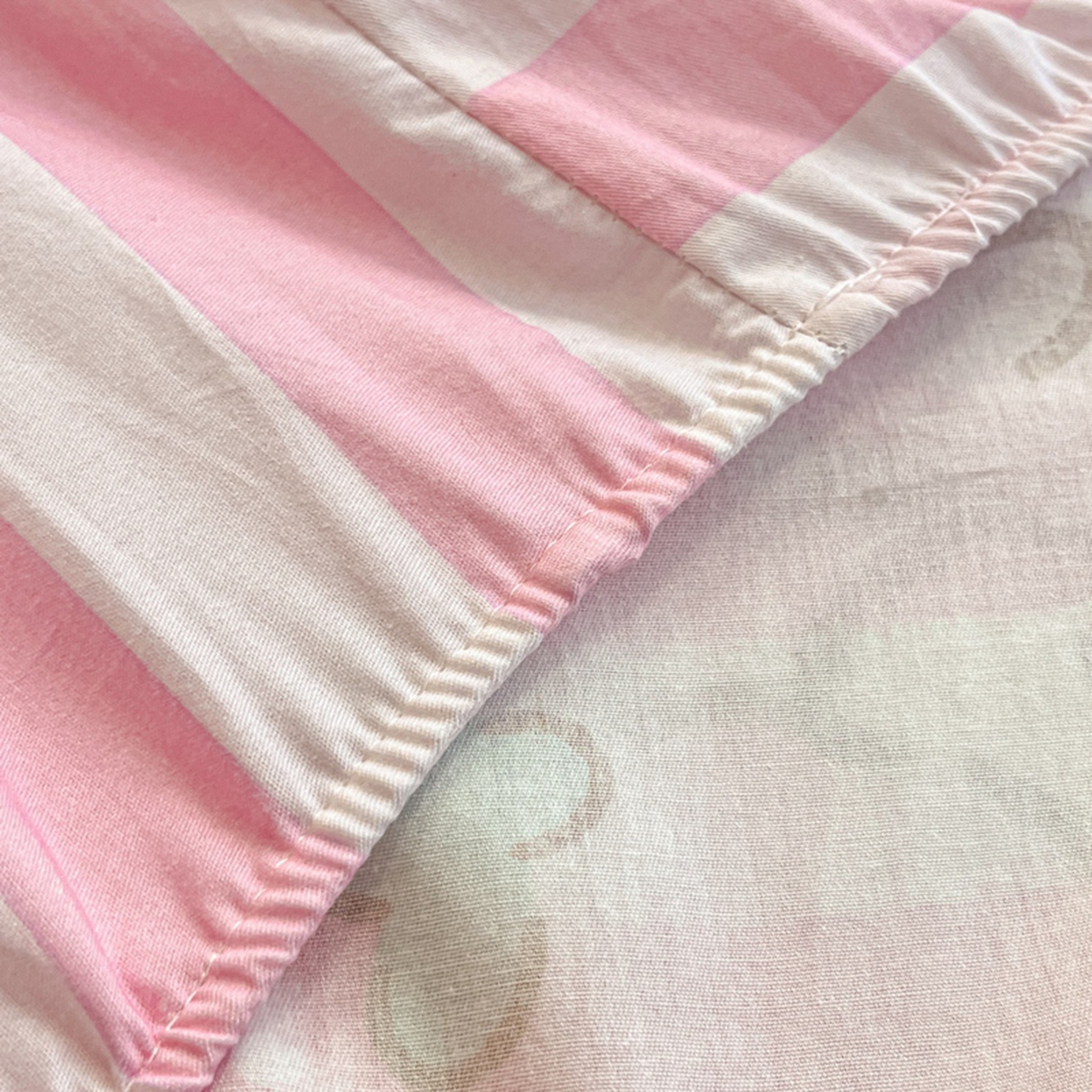 91家纺网 家纺一手货源 找家纺 博雅 2025春夏新款三丽欧小版全棉纯棉单品床笠床笠单件单床笠 草莓条纹美乐蒂