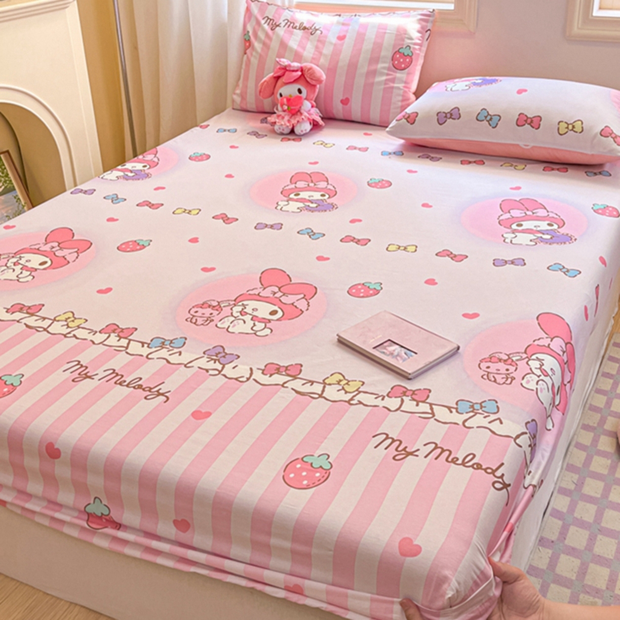 91家纺网 家纺一手货源 找家纺 博雅 2025春夏新款三丽欧小版全棉纯棉单品床笠床笠单件单床笠 草莓条纹美乐蒂