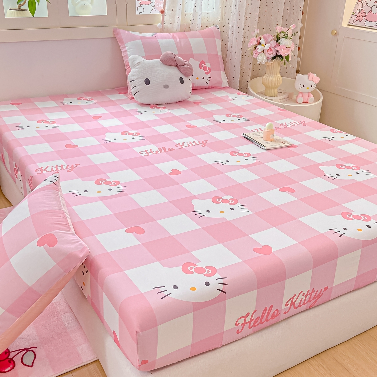 91家纺网 家纺一手货源 找家纺 博雅 2025春夏新款三丽欧小版全棉纯棉单品床笠床笠单件单床笠 大粉格KT猫