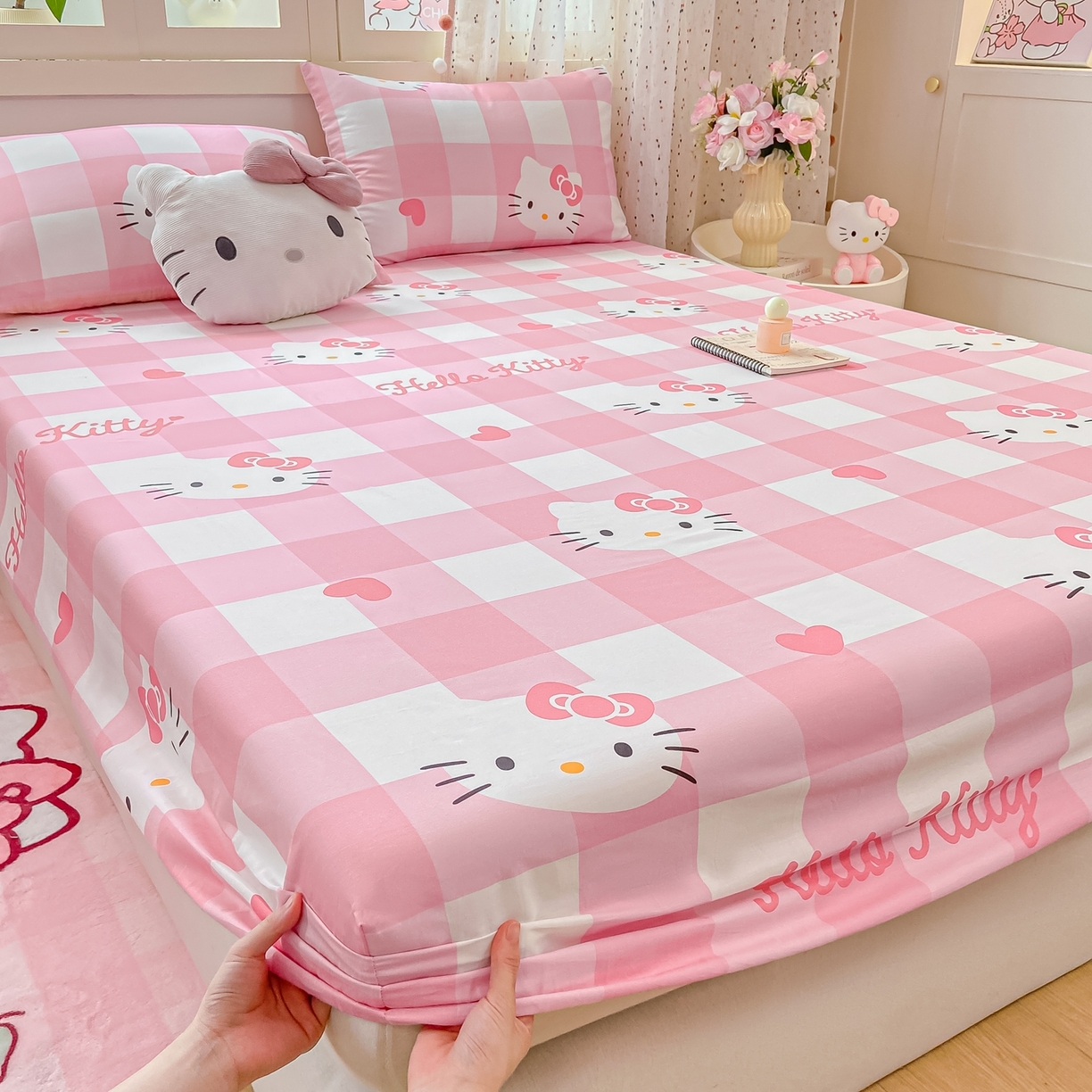 91家纺网 家纺一手货源 找家纺 博雅 2025春夏新款三丽欧小版全棉纯棉单品床笠床笠单件单床笠 大粉格KT猫