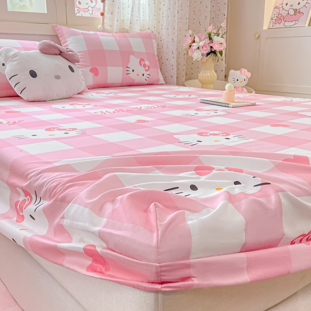 91家纺网 家纺一手货源 找家纺 博雅 2025春夏新款三丽欧小版全棉纯棉单品床笠床笠单件单床笠 大粉格KT猫