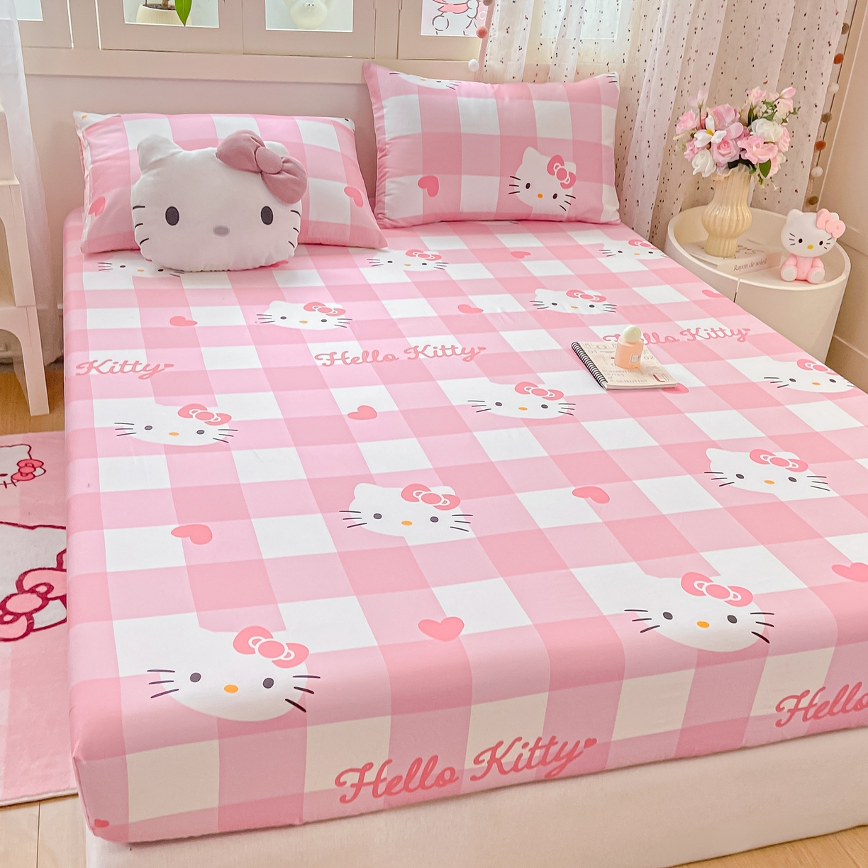 91家纺网 家纺一手货源 找家纺 博雅 2025春夏新款三丽欧小版全棉纯棉单品床笠床笠单件单床笠 大粉格KT猫