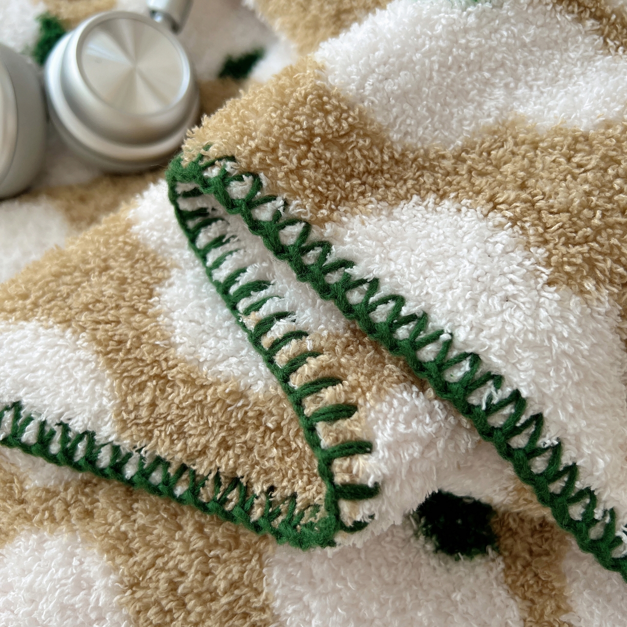 91家纺网 家纺一手货源 找家纺 舒隅家纺 A类高级感半边绒三角针毛毯毯子 芙纹-米