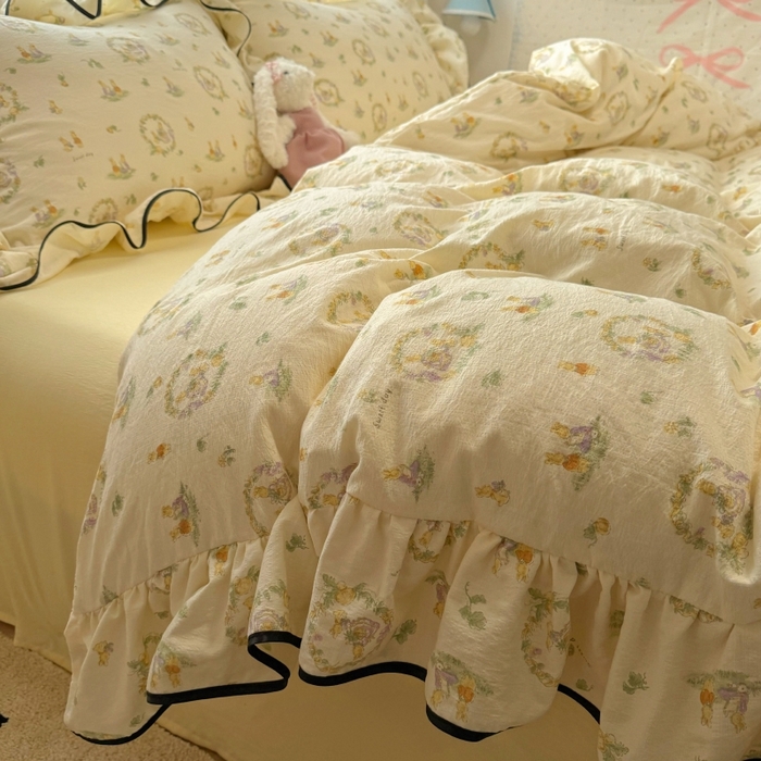 91家纺网 家纺一手货源 找家纺 繁花家居 2025新款学生季韩式云感针织棉大花边木耳边四件套 花环小兔