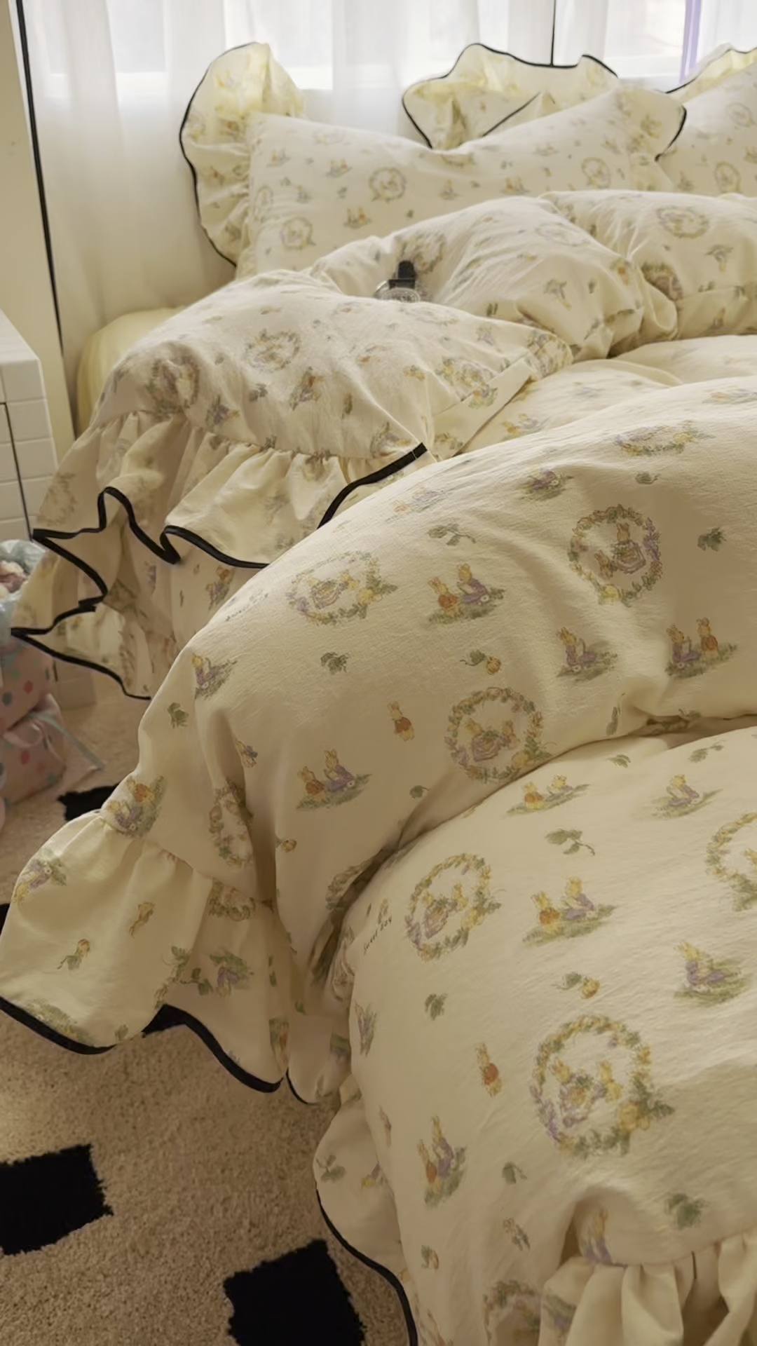 91家纺网 家纺一手货源 找家纺 繁花家居 2025新款学生季韩式云感针织棉大花边木耳边四件套 花环小兔