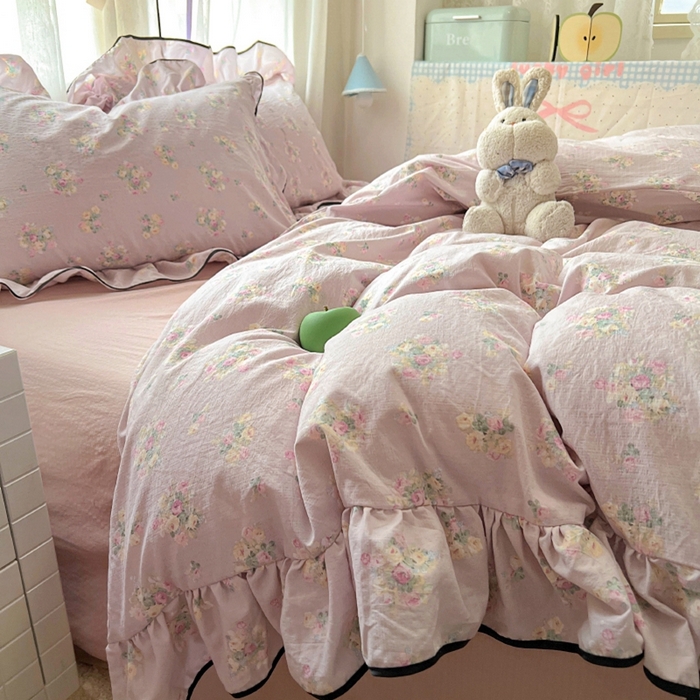 91家纺网 家纺一手货源 找家纺 繁花家居 2025新款学生季韩式云感针织棉大花边木耳边四件套 山野花集