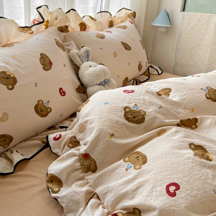 91家纺网 家纺一手货源 找家纺 繁花家居 2025新款学生季韩式云感针织棉大花边木耳边四件套 小熊多多