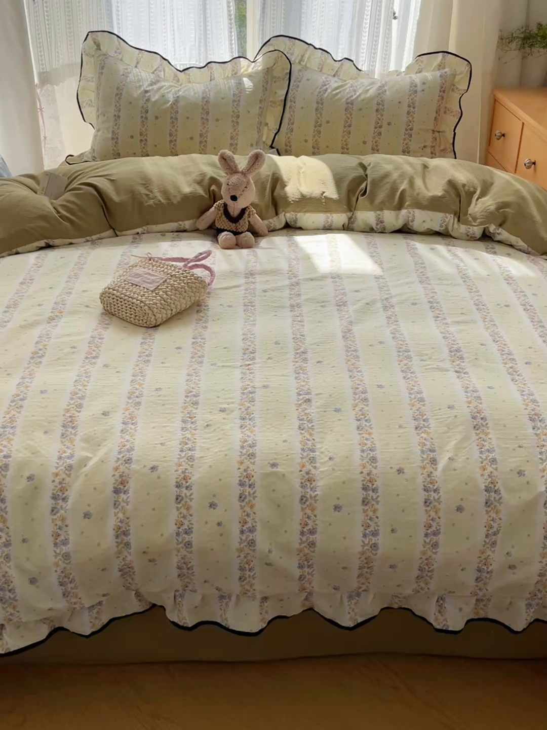 91家纺网 家纺一手货源 找家纺 繁花家居 2025新款学生季韩式云感针织棉大花边木耳边四件套 只此青绿