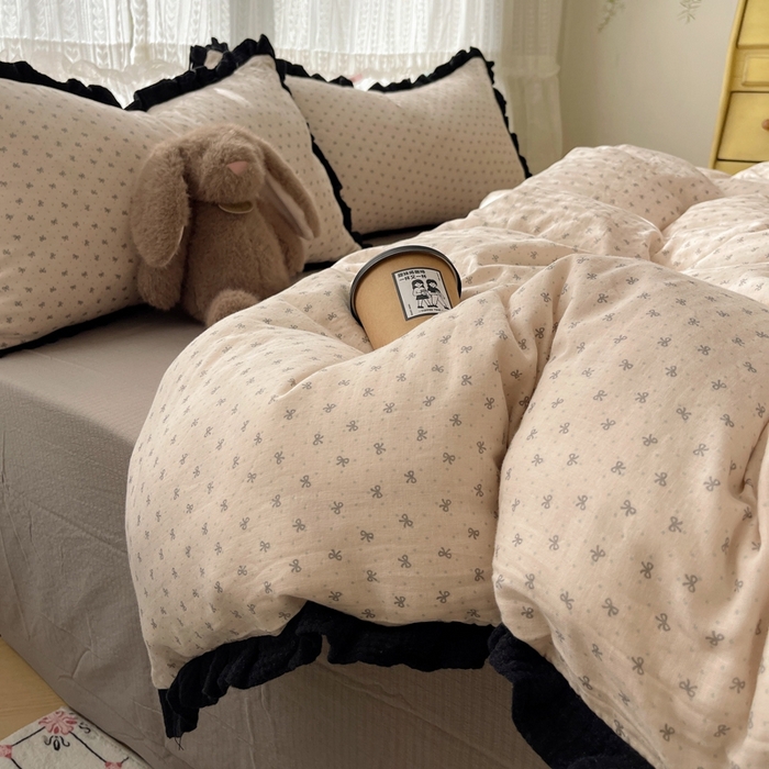 91家纺网 家纺一手货源 找家纺 繁花家居 2025新款学生季韩式云感针织棉大花边木耳边四件套 庄园蝶梦